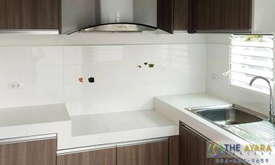 ชุดครัว Built-in โครงซีเมนต์บอร์ด หน้าบาน Laminate สี Cinnamon Ash