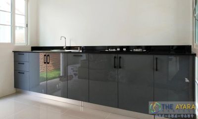 ชุดครัว Built-in โครงซีเมนต์บอร์ด หน้าบาน Hi Gloss สีเทาเข้ม