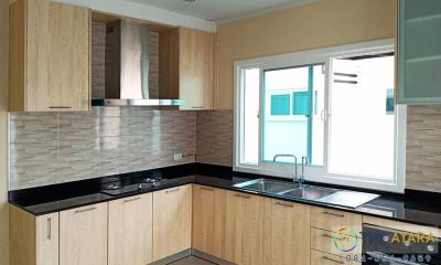 ชุดครัว Built-in โครงซีเมนต์บอร์ด หน้าบาน PVC สีขาาวเงา