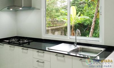 ชุดครัว Built-in โครงซีเมนต์บอร์ด หน้าบาน Hi Gloss สีขาว
