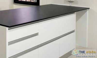 ชุดครัว Built-in โครงซีเมนต์บอร์ด หน้าบาน Melamine สีขาวด้าน ผิวส้ม