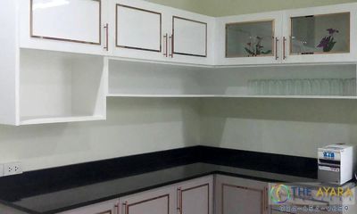 ชุดครัว Built-in โครงซีเมนต์บอร์ด หน้าบาน Hi Gloss สีเทา + สีขาว