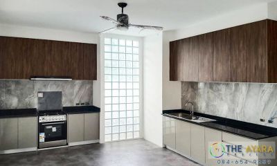 ชุดครัว Built-in ตู้ล่าง โครงซีเมนต์บอร์ด หน้าบาน Hi Gloss สีเทา Paus + Laminate สี Aged Walnut