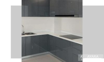ชุดครัว Built-in โครงซีเมนต์บอร์ด หน้าบาน Hi Gloss สีเทาเงา