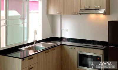 ชุดครัว Built-in โครงซีเมนต์บอร์ด หน้าบาน Laminate สี Avignon Walnut