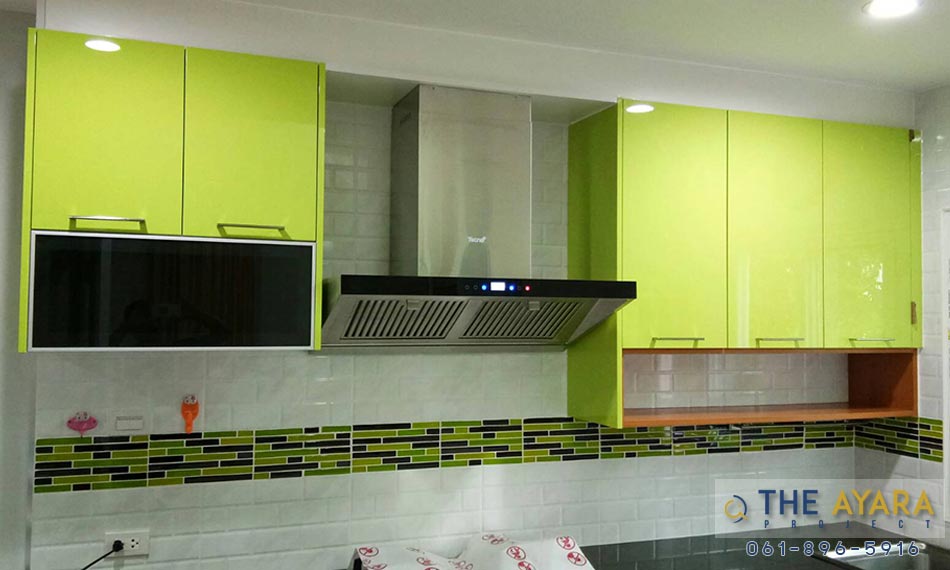 ชุดครัว Built-in ตู้บน โครงปาติเกิล + บัวขาว หน้าบาน Acrylic สีเขียวมะนาว