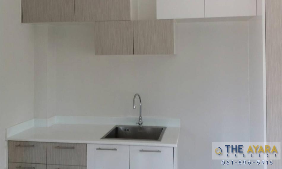 ชุดครัว Built-in โครงซีเมนต์บอร์ด หน้าบาน Laminate สีขาว + Smoke Strand