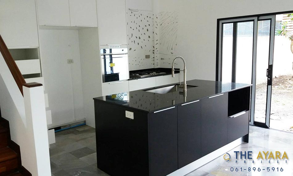 ชุดครัว Built-in โครงซีเมนต์บอร์ด หน้าบาน Laminate สีขาวด้าน + Island สีดำด้าน