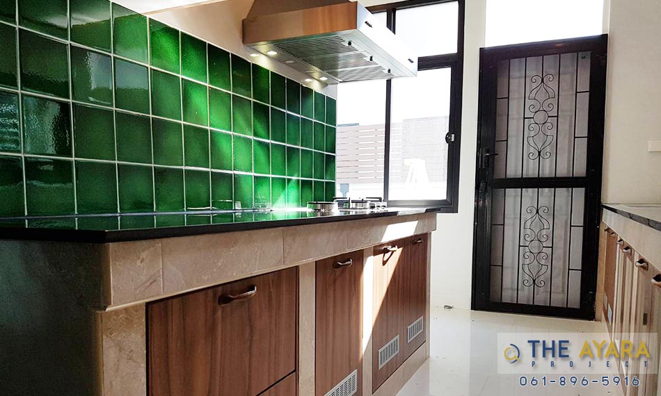 ชุดครัว Built-in โครงซีเมนต์บอร์ด หน้าบาน Laminate สี Oiled Walnut