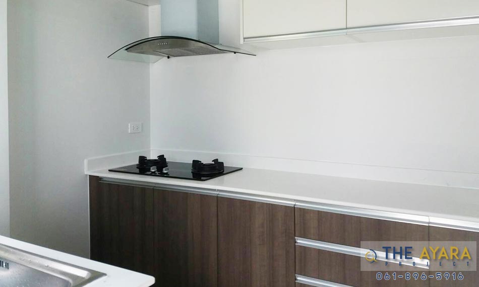 ชุดครัว Built-in โครงซีเมนต์บอร์ด หน้าบาน Laminate สี Weathered Teak + Acrylic สีขาวมุก