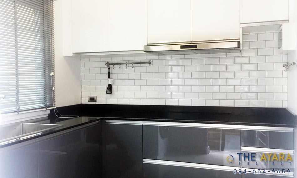 ชุดครัว Built-in โครงซีเมนต์บอร์ด หน้าบาน Hi Gloss สีเทา+ขาว