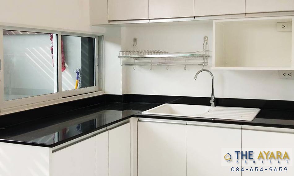 ชุดครัว Built-in โครงซีเมนต์บอร์ด หน้าบาน Melamine ลายไม้สีขาว