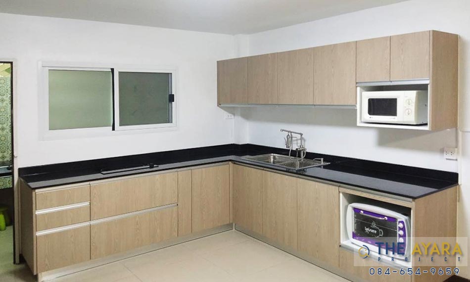 ชุดครัว Built-in โครงซีเมนต์บอร์ด หน้าบาน Melamine สี Laredo Oak ลายไม้แนวตั้ง