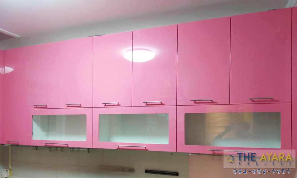 ชุดครัว Built-in ตู้บนโครงพลาสวู๊ด หน้าบาน Hi Gloss สีชมพู