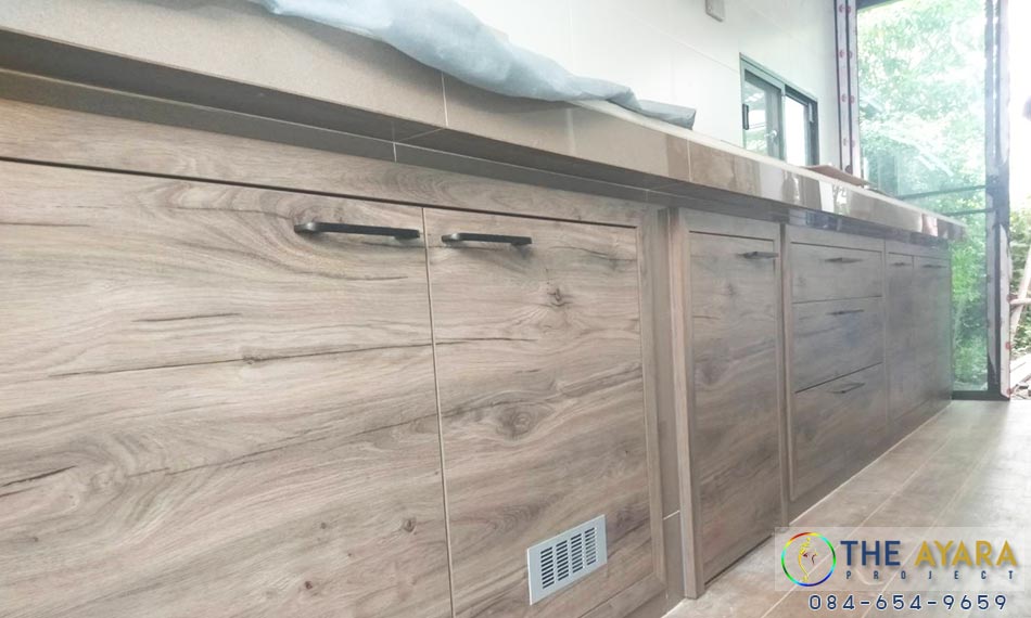 ชุดครัว Built-in โครงซีเมนต์บอร์ด หน้าบาน Melamine สี Woodland Oak ลายไม้แนวนอน