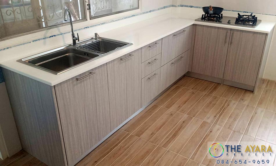 ชุดครัว Built-in โครงซีเมนต์บอร์ด หน้าบาน PVC สีเทาเงา เซาะร่อง