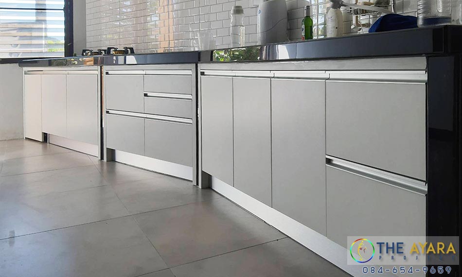 ชุดครัว Built-in โครงซีเมนต์บอร์ด หน้าบาน Melamine สีขาวด้าน