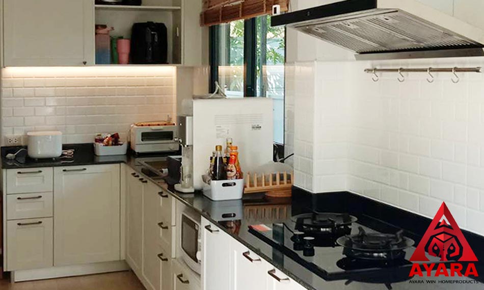 ชุดครัว Built-in โครงซีเมนต์บอร์ด หน้าบาน PVC สีขาว เซาะร่อง Stack