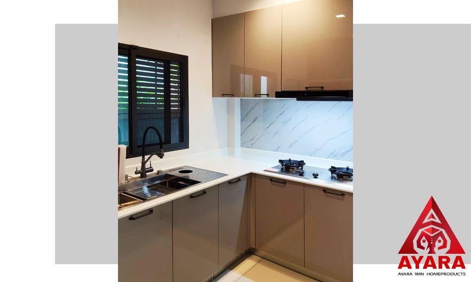 ชุดครัว Built-in โครงซีเมนต์บอร์ด หน้าบาน Hi Gloss สีน้ำตาลอ่อนเงา | ครัวบิวท์อินหรู
