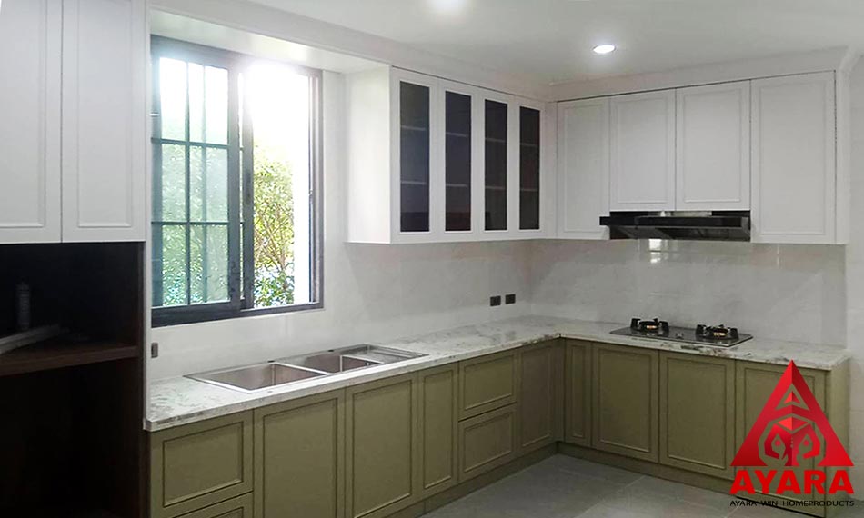 ชุดครัว Built-in ตู้ล่าง โครงซีเมนต์บอร์ด หน้าบาน HMR พ่นสีเขียวด้าน + ครีมด้าน ยกขอบ