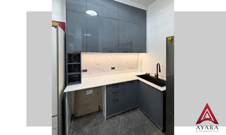 ชุดครัว Built-in หน้าบาน Hi Gloss สีเทาเงา | โครงซีเมนต์บอร์ด | Ayara