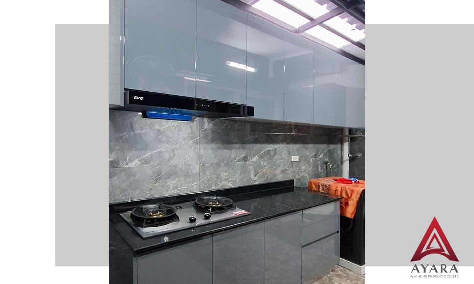 ชุดครัว Built-in หน้าบาน Hi Gloss สีเทาเงา | โครงซีเมนต์บอร์ด | Ayara