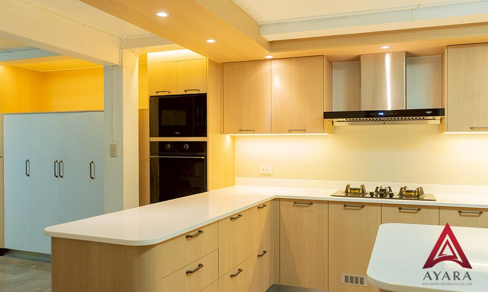 ชุดครัว Built-in หน้าบาน Laminate สีลายไม้ + ขาวด้าน | โครงซีเมนต์บอร์ด | Ayara