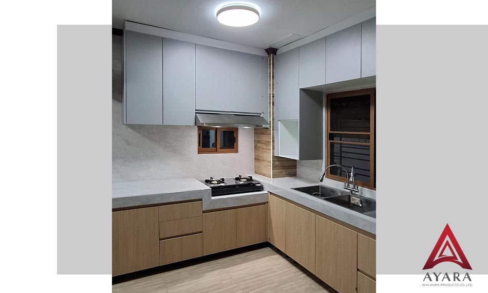 ชุดครัว Built-in หน้าบาน Laminate สีลายไม้ + ขาวด้าน | โครงซีเมนต์บอร์ด | Ayara