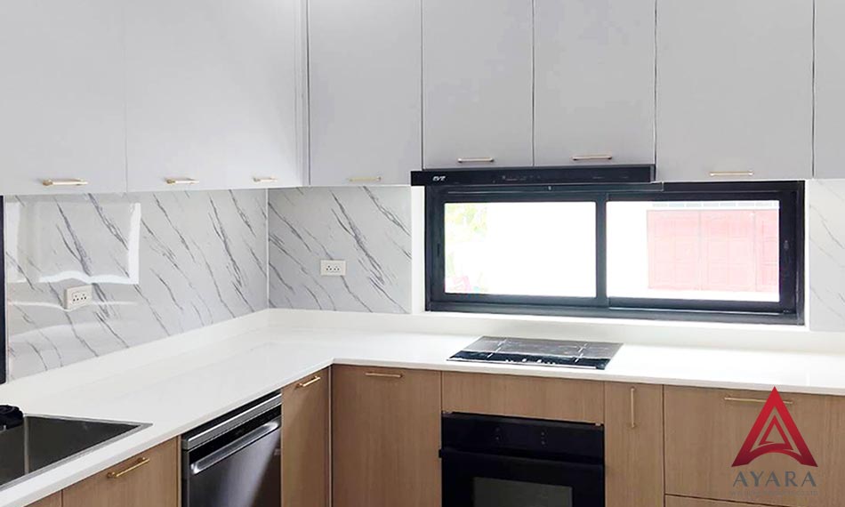 ชุดครัว Built-in หน้าบาน Laminate สีลายไม้ + ขาวด้าน | โครงซีเมนต์บอร์ด | Ayara