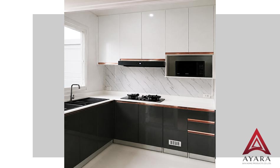 ชุดครัว Built-in หน้าบาน Laminate สีเทาเข้มเงา + ขาวเงา | โครงซีเมนต์บอร์ด | Ayara