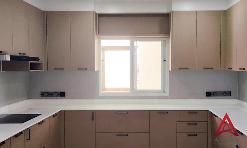ชุดครัว Built-in หน้าบาน Laminate สี Noble Oak ลายไม้ | โครงซีเมนต์บอร์ด | Ayara