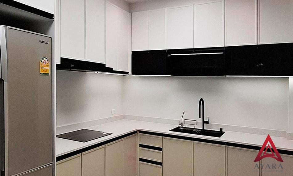 ชุดครัว Built-in หน้าบาน Laminate สีครีมยกขอบ + PVC สีขาวยกขอบ | โครงซีเมนต์บอร์ด | Ayara