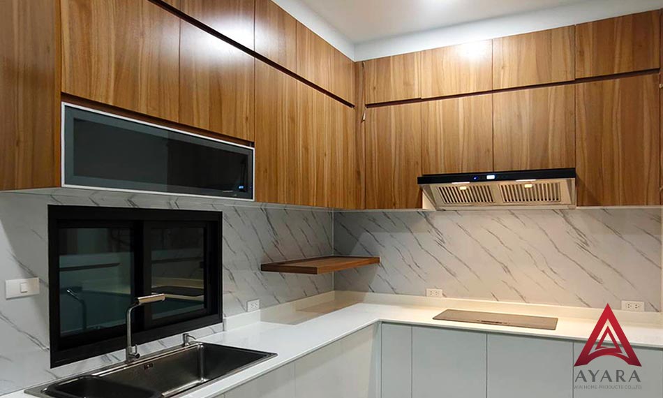 ชุดครัว Built-in โครงซีเมนต์บอร์ด หน้าบาน Melamine สีขาว + Lyon ลายไม้ | ไอยรา วินท์ โฮมโปรดักส์