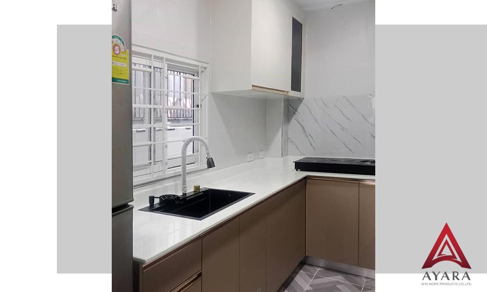 ชุดครัว Built-in หน้าบาน Laminate สีเบจ + ครีม | โครงซีเมนต์บอร์ด | Ayara