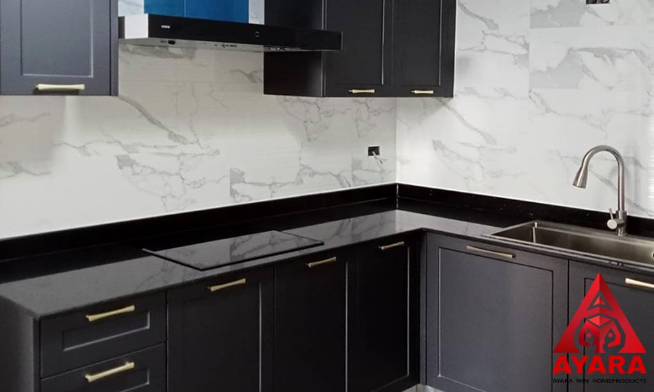 ชุดครัว Built-in โครง HMR กันชื้น หน้าบาน PVC สีเทา ยกขอบ