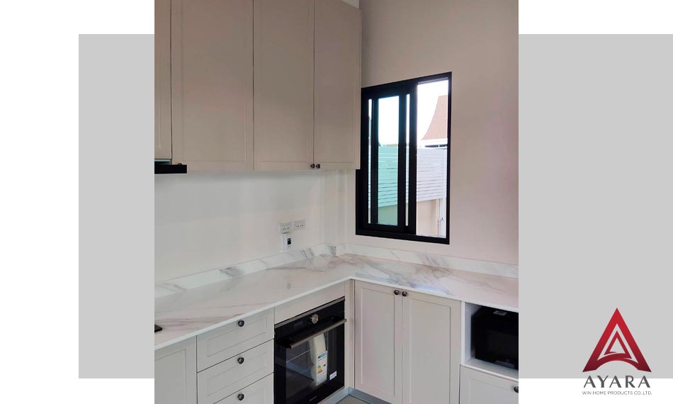ชุดครัว Built-in หน้าบาน PVC สีบีช ยกขอบ | ครัวบิ้วอินโครงซีเมนต์บอร์ด | Ayara