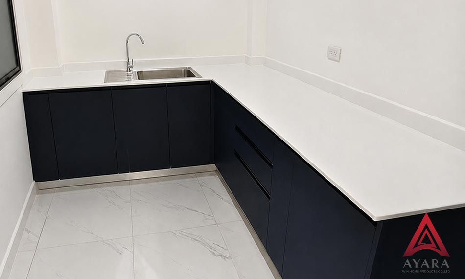 ชุดครัว Built-in หน้าบาน PVC สีน้ำเงินเข้มด้าน | โครงซีเมนต์บอร์ด | Ayara