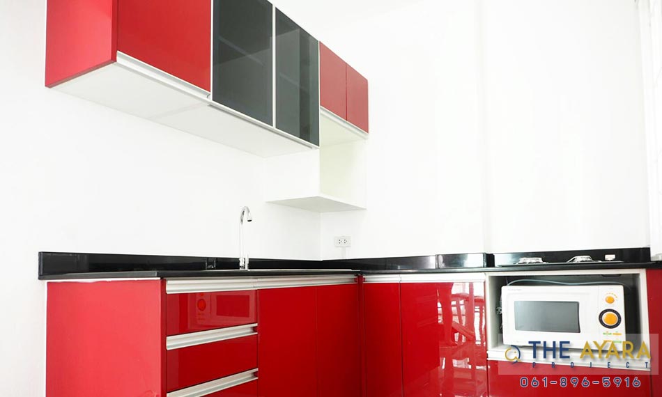 ชุดครัว Built-in โครงซีเมนต์บอร์ด หน้าบาน PVC สีแดง