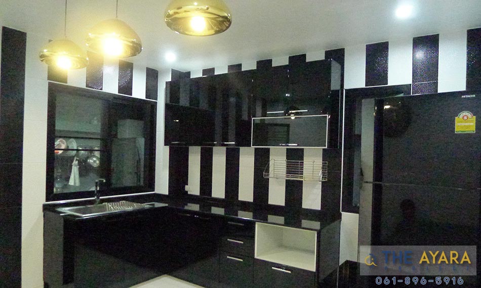 ชุดครัว Built-in โครงซีเมนต์บอร์ด หน้าบาน Hi Gloss สีดำ