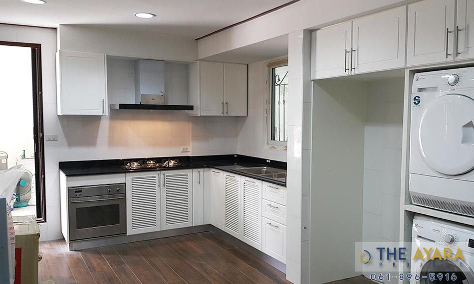 ชุดครัว Built-in โครงซีเมนต์บอร์ด หน้าบานไม้พ่นสีขาวด้าน