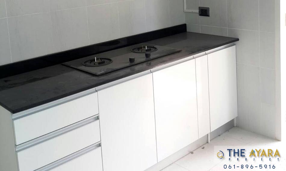 ชุดครัว Built-in โครงซีเมนต์บอร์ด หน้าบาน Laminate สีขาวเงา