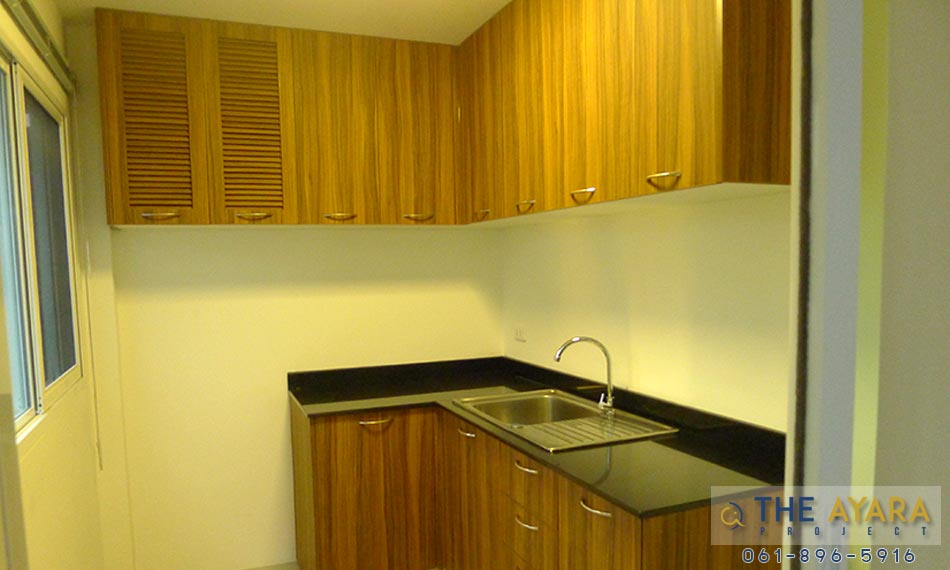 ชุดครัว Built-in โครงซีเมนต์บอร์ด หน้าบาน Laminate ลายไม้ Oiled Olivewood