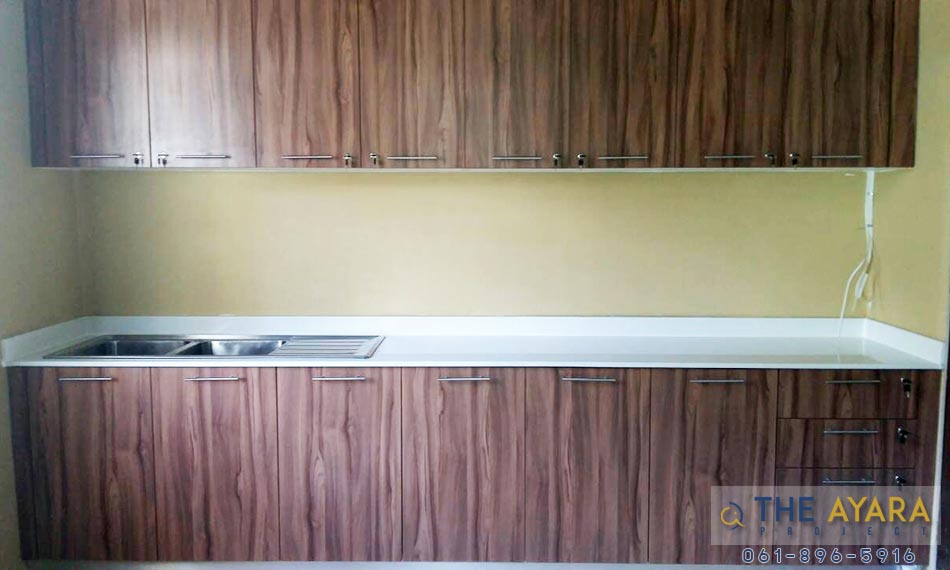 ชุดครัว Built-in โครงซีเมนต์บอร์ด หน้าบาน Laminate ลายไม้ Oiled Walnut